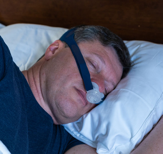 Foto de um homem dormindo usando dispositivo EPAP para tratar apneia do sono