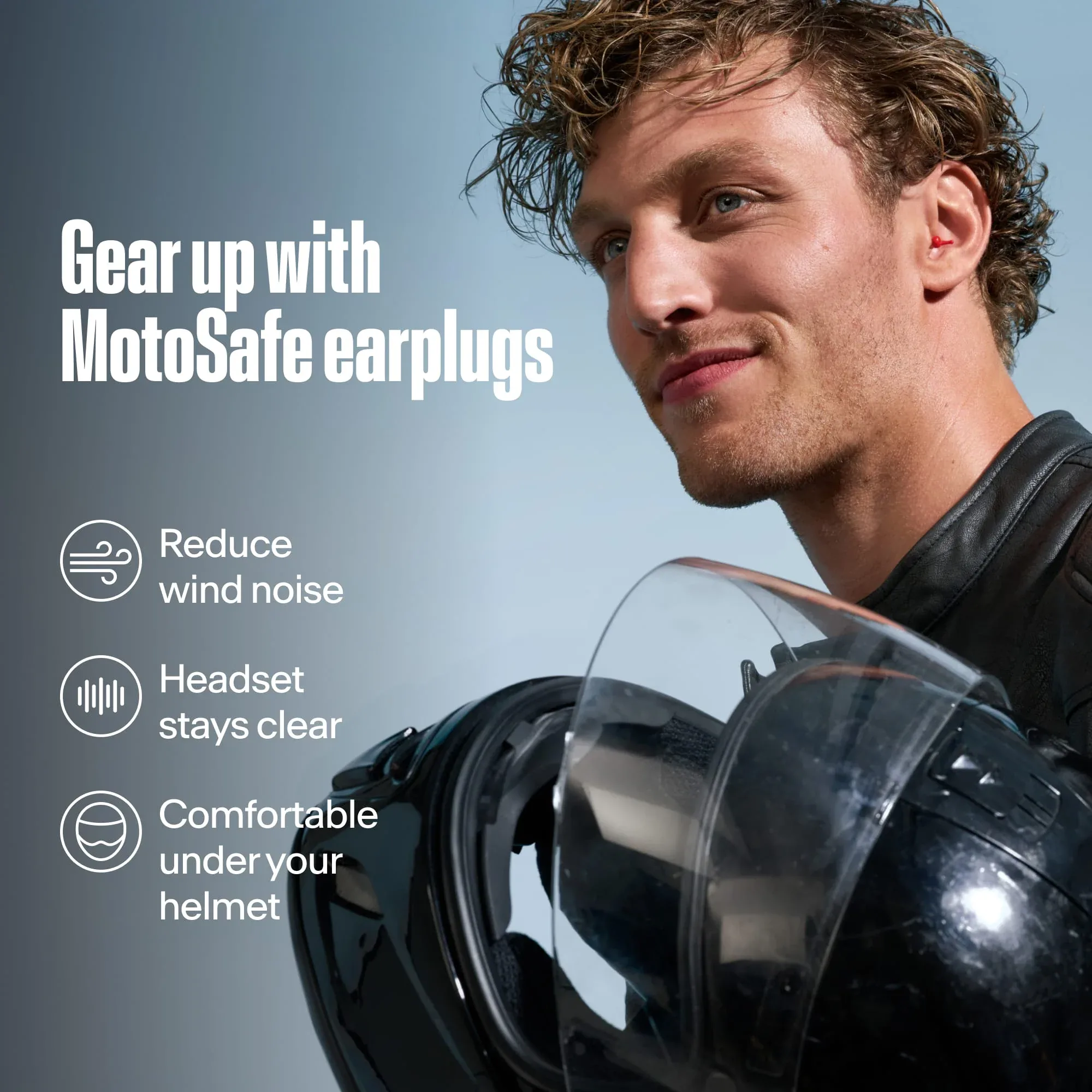 Motociclista usando o Alpine MotoSafe Sport, segurando o capacete