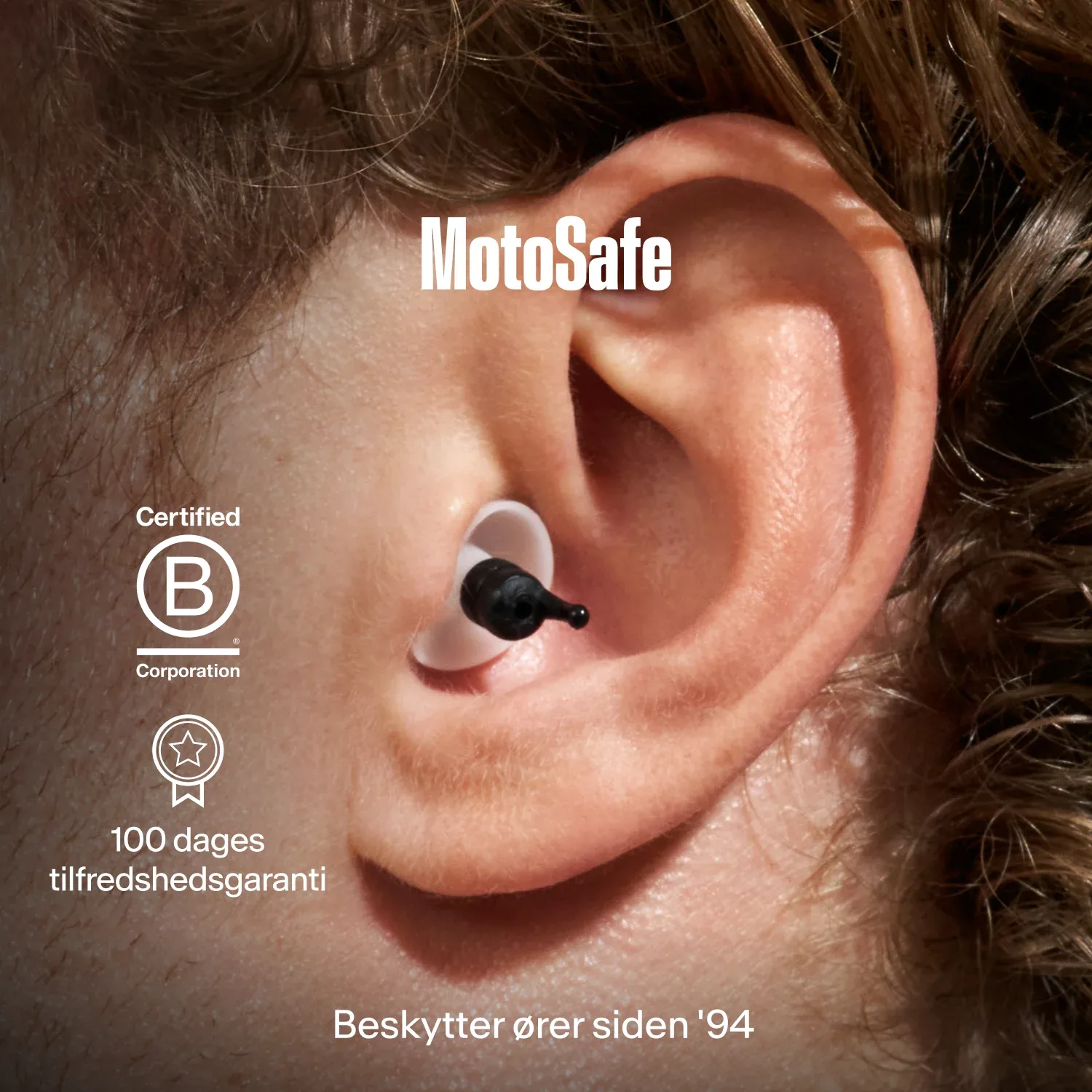 Alpine MotoSafe Tour colocado no ouvido