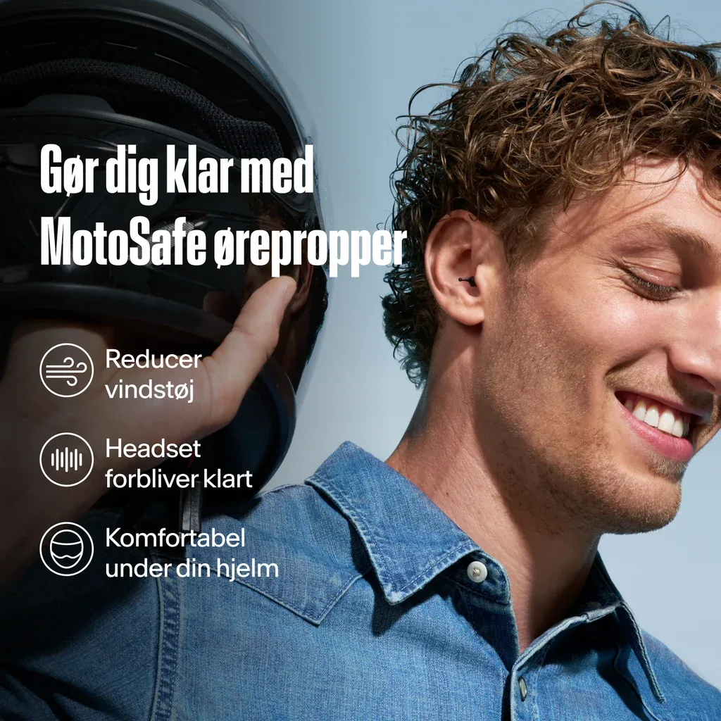 Motociclista usando o Alpine MotoSafe Tour, segurando o capacete